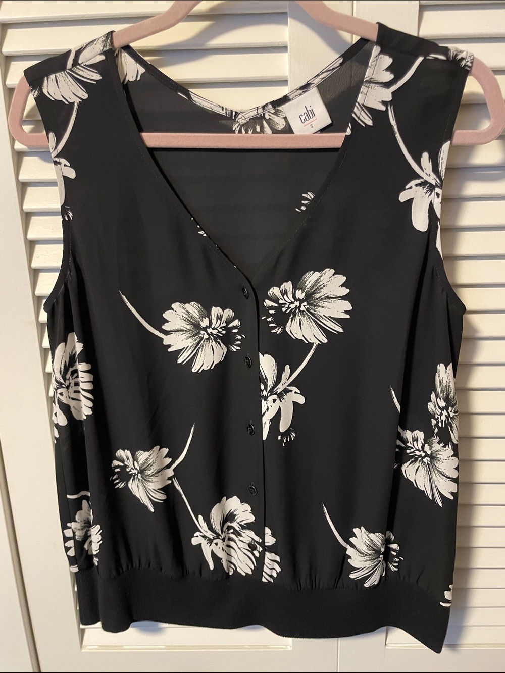 CAbi Black & White Floral V-Neck Button-Front Sleeveless Top